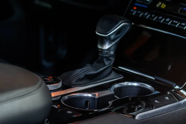 コントロールパネルカーエアコンダッシュボード 車の中の近代的な車の内装のボタンを閉じるビュー — ストック写真