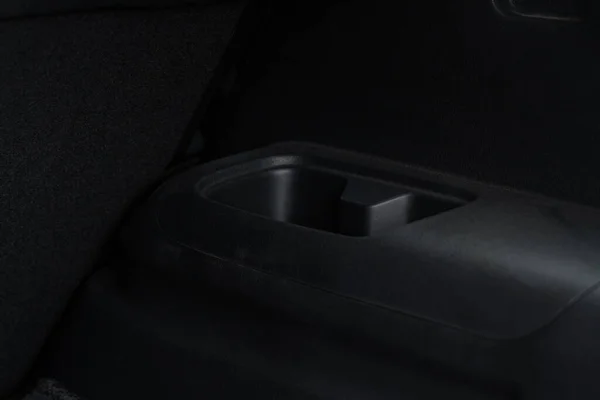 現代の車のインテリア内のカップホルダー 現代車のインテリアビュー — ストック写真