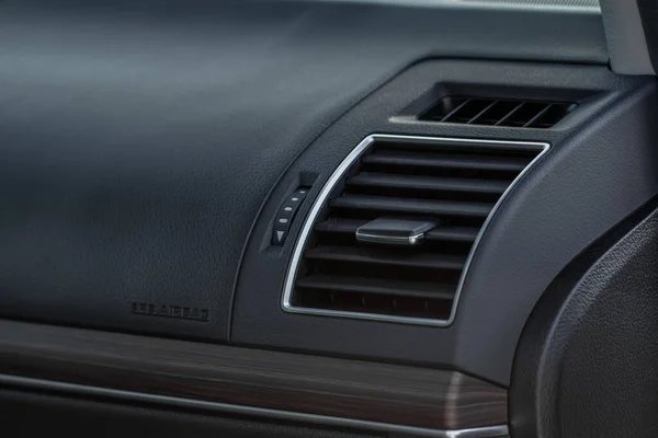 車のエアコンを閉じるビューを閉じます エアコンは車内を流れる 車の詳細インテリア エアダクト — ストック写真