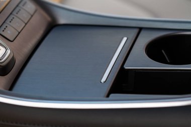 Sürücü için arabada kolluk var. Araba kolluğu.