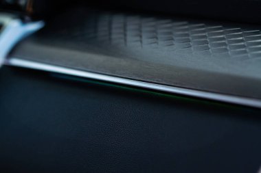 Modern araba iç metale ve plastik detaylara sahip. İç detay.