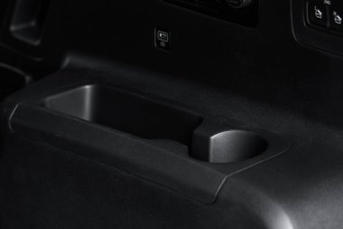 Modern arabanın içinde bardak tutacakları var. Modern arabanın iç görünümü.