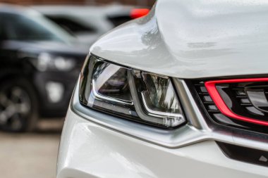 Yeni arabanın far lambası. Modern LED farlardan birinin detaylarını kapat. Dış yakın çekim detayları var. Arabanın yakın farı..