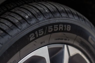 Lastik genişliği, yüksekliği ve tekerlek çapı ile yakın görüş. Lastik boyutu etiketleri.