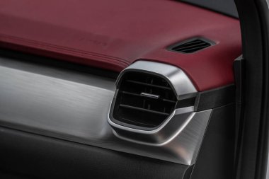 Araba kliması yakın görüş alanında. Klima arabanın içinde akıyor. Arabanın iç kısımları. Havalandırma kanalları.