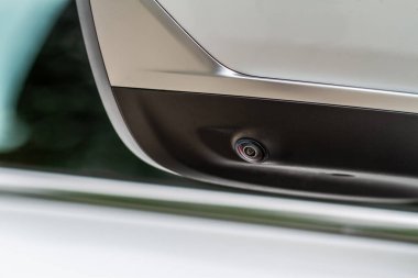 Modern araba dikiz aynasındaki çevre kamera sistemine yakından bakın. Kör nokta ve park asistanı kamerası.