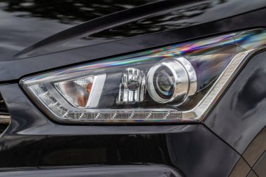 Yeni arabaların farları. Modern LED farlardan birinin detaylarını kapat. Dış yakın çekim detayları var. Arabanın yakın farı..
