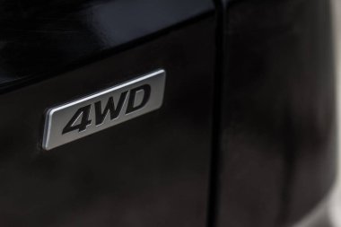 Modern SUV aracının 4WD amblemi yakın görüntüde. Dört Tekerlekli Krom Rozet.