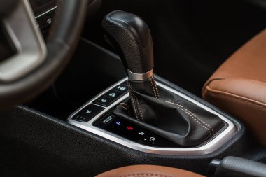 Modern otomatik vites kutusu. Vites kutusunun şanzıman kolunu kapat. Otomatik vites kolu.