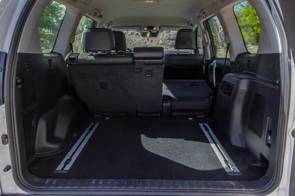 콤팩트 내부에 거대하고 깨끗하고 자동차 트렁크 트렁크가 Suv 차량의 뒷모습 — 스톡 사진