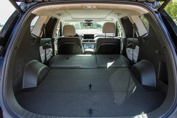 Riesiger Sauberer Und Leerer Kofferraum Innenraum Eines Kompakten Geländewagens Rückansicht — Stockfoto