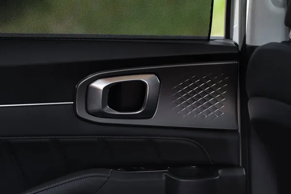 近代的な車のインテリアドアのハンドルを閉じます 金属車のドアのオープナーハンドル内側 — ストック写真