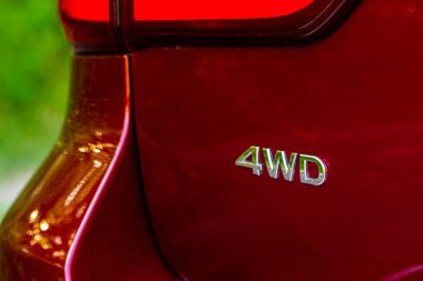 Modern SUV aracının 4WD amblemi yakın görüntüde. Dört Tekerlekli Krom Rozet.