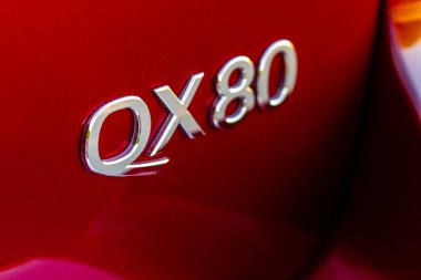 MOSCOW, RUSSIA - 20 Haziran 2021 Infiniti QX80 model yılı 2020 Infiniti QX5 olarak da bilinir. Lüks bir SUV. Şehir arkaplanının dış görünümünü kapat.