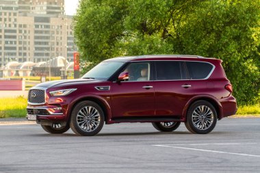 MOSCOW, RUSSIA - 20 Haziran 2021 Infiniti QX80 model yılı 2020 Infiniti QX5 olarak da bilinir. Lüks bir SUV. Şehrin arka planında dış görünümü kapat.