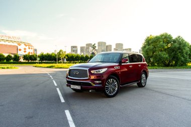 MOSCOW, RUSSIA - 20 Haziran 2021 Infiniti QX80 model yılı 2020 Infiniti QX5 olarak da bilinir. Lüks bir SUV. Şehrin arka planında dış görünümü kapat.