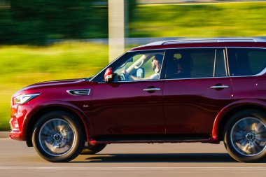 MOSCOW, RUSSIA - 20 Haziran 2021 Infiniti QX80 model yılı 2020 Motivasyonda Infiniti QX56 olarak da bilinir. Lüks bir SUV..