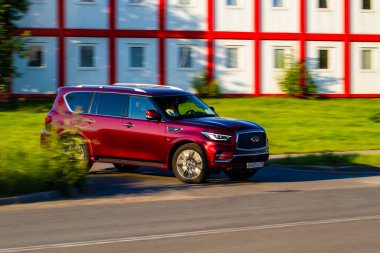 MOSCOW, RUSSIA - 20 Haziran 2021 Infiniti QX80 model yılı 2020 Motivasyonda Infiniti QX56 olarak da bilinir. Lüks bir SUV..