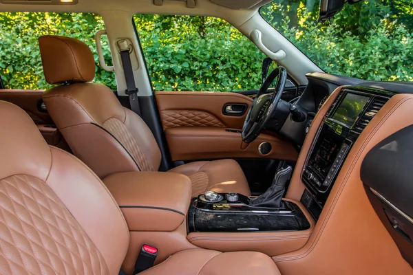 MOSCOW, RUSSIA - 20 Haziran 2021 Infiniti QX80 model yılı 2020 Infiniti QX56 olarak da bilinir. Lüks bir SUV. İç mekan görüntüsü. İç ayrıntılar.