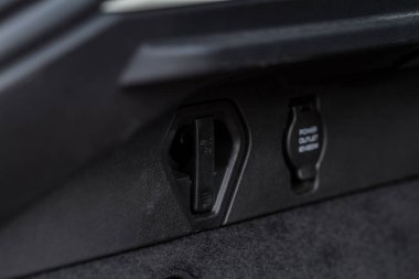 Bagajdaki paketler için bir kanca. Modern araba bagajı.