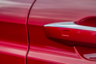 Kırmızı arabanın kapı kolu. Dokunmatik sensörlü anahtarsız giriş kapısı kolu. Erişim düğmesi.