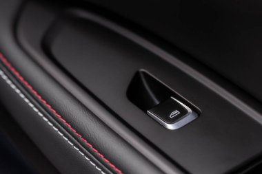 Modern araba içerisindeki düğme kontrol penceresini kapat. Araç iç mekanı. Pencere kontrollü kapı kolu