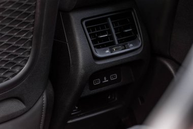 Araba kliması yakın görüş alanında. Klima arabanın içinde akıyor. Arabanın iç kısımları. Havalandırma kanalları.