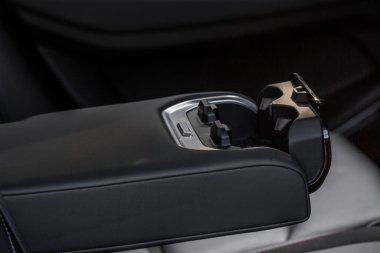 Araba koltuğu açıldı. Arabada bardak tutacağı açık olan yolculara kolluk..