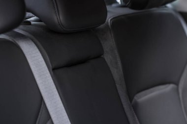 İçinde modern SUV arabası var. Modern lüks arabada deri siyah arka koltuklar. Rahat deri koltuklar..