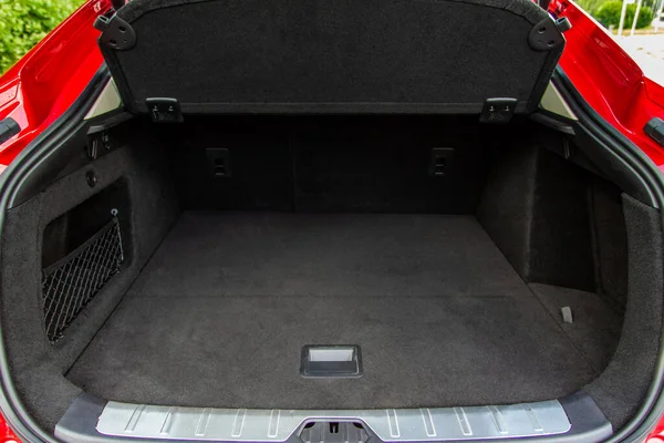 Riesiger Sauberer Und Leerer Kofferraum Innenraum Eines Kompakten Geländewagens Rückansicht — Stockfoto