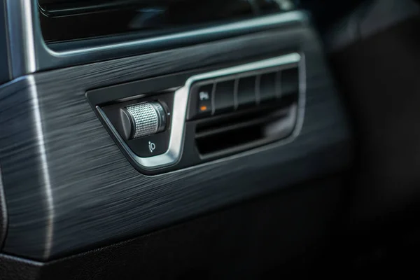 헤드라이트는 버튼을 수정한다 현대식 자동차 내부를 가까이 — 스톡 사진