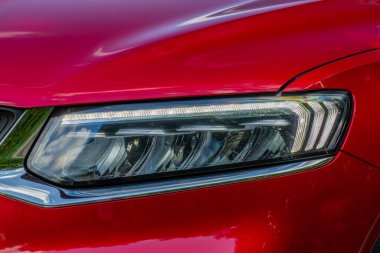 Yeni arabanın far lambası. Modern LED farlardan birinin detaylarını kapat. Dış yakın çekim detayları var. Arabanın yakın farı..