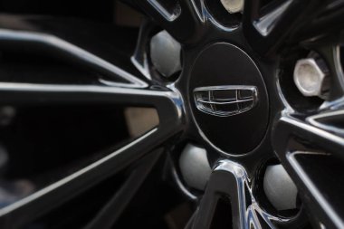 MOSCOW, RUSSIA - 14 Haziran 2021 Geely şirket logosu tekerleğin üzerinde. Çinli çok uluslu otomotiv şirketi üreticisi Geely Auto 'nun logosu..