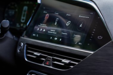 MOSCOW, RUSSIA - 14 Haziran 2021 Geely Tugella ayrıca Geely Xingyue olarak da adlandırılır, 2021 yılında şehir planında kompakt SUV modeli. İç mekan görüntüsü. İç ayrıntılar.