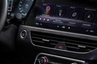 MOSCOW, RUSSIA - 14 Haziran 2021 Geely Tugella ayrıca Geely Xingyue olarak da adlandırılır, 2021 yılında şehir planında kompakt SUV modeli. İç mekan görüntüsü. İç ayrıntılar.