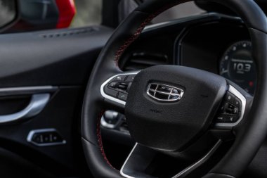 MOSCOW, RUSSIA - 14 Haziran 2021 Geely şirket logosu direksiyonda yakın çekim görüntüsü. Çinli çok uluslu otomotiv şirketi üreticisi Geely Auto 'nun logosu..