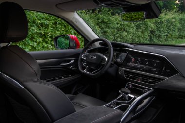 MOSCOW, RUSSIA - 14 Haziran 2021 Geely Tugella ayrıca Geely Xingyue olarak da adlandırılır, 2021 yılında şehir planında kompakt SUV modeli. İç mekan görüntüsü. İç ayrıntılar.