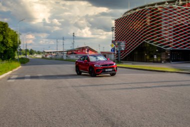 MOSCOW, RUSSIA - 14 Haziran 2021 Geely Tugella ayrıca Geely Xingyue olarak da adlandırılır, 2021 yılında şehir planında kompakt SUV modeli. Geely Tugella (Xingyue) hareket görünümünde.