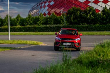 MOSCOW, RUSSIA - 14 Haziran 2021 Geely Tugella ayrıca Geely Xingyue olarak da adlandırılır, 2021 yılında şehir planında kompakt SUV modeli. Geely Tugella (Xingyue) hareket görünümünde.