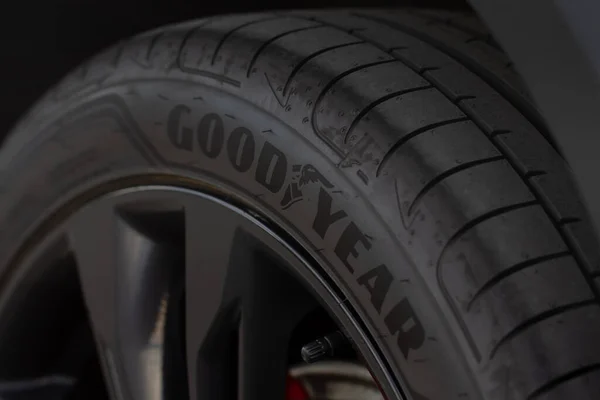 Moscow Rusya Haziran 2021 Goodyear Eagle Lastik Logosu Yeni Lastiğin — Stok fotoğraf