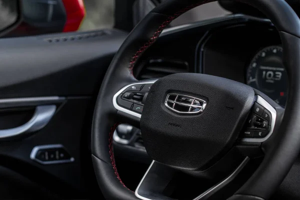 MOSCOW, RUSSIA - 14 Haziran 2021 Geely şirket logosu direksiyonda yakın çekim görüntüsü. Çinli çok uluslu otomotiv şirketi üreticisi Geely Auto 'nun logosu..