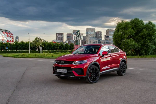MOSCOW, RUSSIA - 14 Haziran 2021 Geely Tugella ayrıca Geely Xingyue olarak da adlandırılır, 2021 yılında şehir planında kompakt SUV modeli. Dış görünüm.