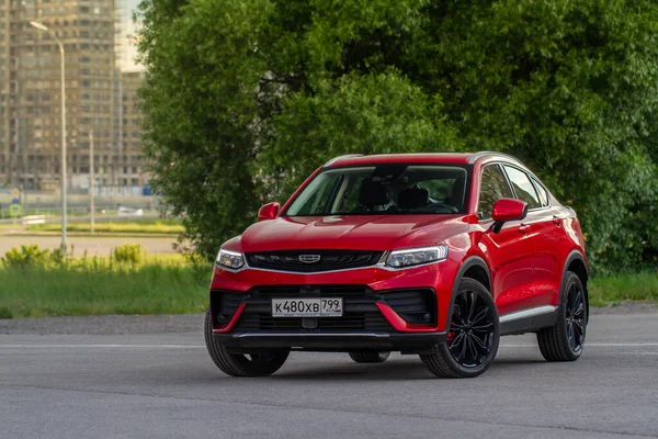 MOSCOW, RUSSIA - 14 Haziran 2021 Geely Tugella ayrıca Geely Xingyue olarak da adlandırılır, 2021 yılında şehir planında kompakt SUV modeli. Dış görünüm.
