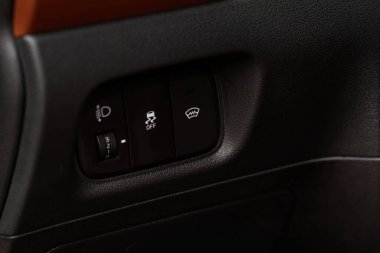 Modern araba elektronik güvenlik kontrol paneline yakından bakın. Modern araba iç mimarisi.