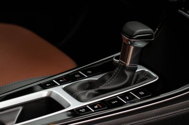 Modern otomatik vites kutusu. Vites kutusunun şanzıman kolunu kapat. Otomatik vites kolu.