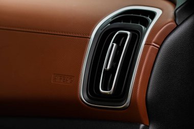 Araba kliması yakın görüş alanında. Klima arabanın içinde akıyor. Arabanın iç kısımları. Havalandırma kanalları.