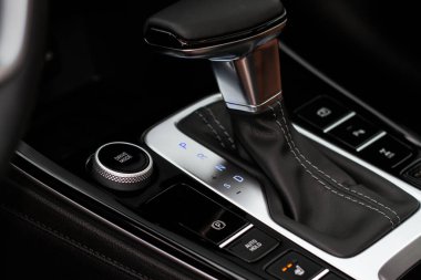 Modern arabanın elektrikli el freni düğmesi. Modern park freni yakın görünümü.