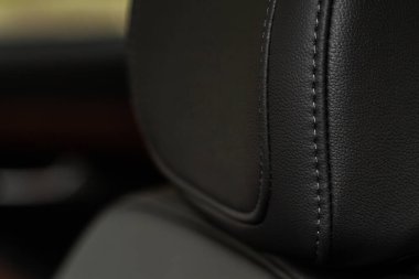 Modern araba kumaş koltuklarının yüksek açılı görüntüsü. Araba koltuğu desenini ve iç dekorasyonunu kapat. Bir arabanın ayrıntılı görüntüsü dikiş işini tamamlar.