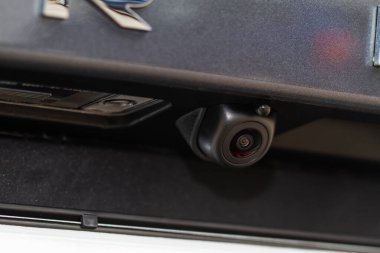 Arabadaki dikiz manzaralı park yardımcı video kamera görüntülerini kapatın. Modern araba bagajında modern dikiz manzarası var. Park yardımcısı sistemi.