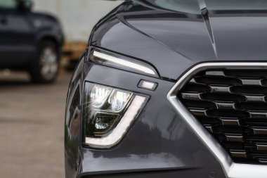 Yeni arabaların farları. Modern LED farlardan birinin detaylarını kapat. Dış yakın çekim detayları var. Arabanın yakın farı..